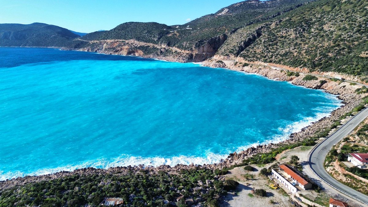 sputnik_TR's tweet photo. 🏝️Yağışın ardından kanyondan akan yağmur suyu, denizde açık mavi, turkuaz ve lacivert gibi renk geçişlerinden görsel bir şölen sundu

🔵Kaputaş Plajı, Kaş, Antalya https://t.co/hATfSN0E9u