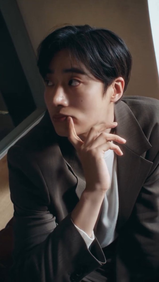 : ตอนนั้นพี่จูบผมนะ ไม่รับผิดชอบหรอ
: ...
: พี่ครับ
: ผมทำหน้าที่อยู่ครับคุณหนู
: จะทำยังไงครับ จูบแรกผมนะ
: มันเป็นอุบัติเหตุครับ
: ปัดความรับผิดชอบหรอครับ
: คุณหนูจะลงโทษยังไงก็ตามแต่คุณหนูเห็นสมควร
: แน่ใจนะครับ
: ครับ
: คืนนี้มาหาผมที่ห้องสิครับ พี่ต้องชดใช้แบบสมน้ำสมเนื้อ