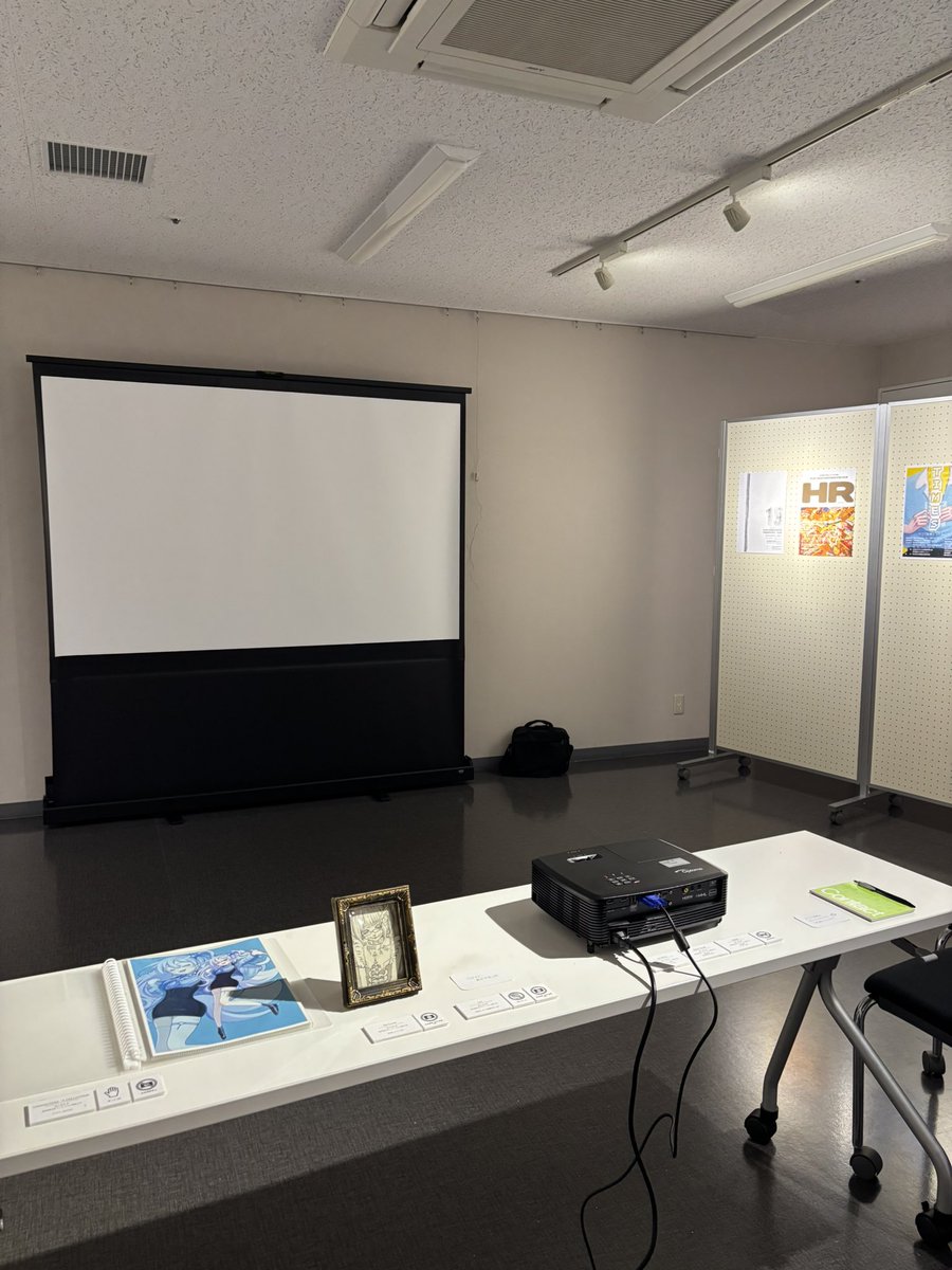 bakugarasu's tweet photo. 本日みんなで設営してきたですよ️️꙳⟡
一部は映像作品の展示が自分のみらしく、なんと自分のｱﾆﾒが6日間朝から夜まで流れ続けます https://t.co/1PdlnklUEd