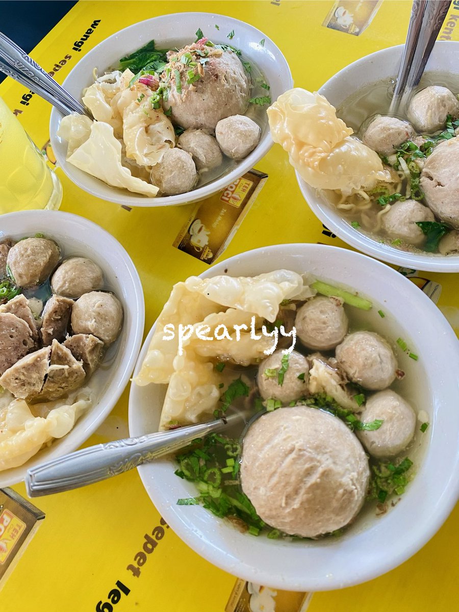spearlyy's tweet photo. SEBAGAI #BAKSOHOLIC BAKSO SATU INI AKU NOBATKAN JADI BAKSO TERENAK SE-SOLORAYA, NO DEBAT NO KECOT. 

kuahnya gurih, baksonya krenyes-krenyes, tetelannya melimpah, harganya terjangkau, es jeruknya seger dan yang paling penting tempatnya bersih, pegawainya juga ramah tamah (…) https://t.co/eykPxWLcbt