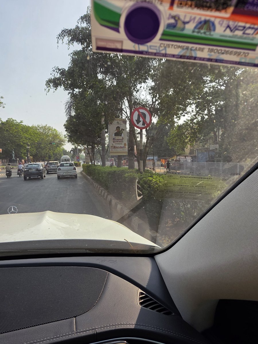 iamtrideeb's tweet photo. A few meters from the Commissioner’s office.
Surrounded by the finest administrative minds.
Yet this traffic sign continues to communicate… something.
Small details, perhaps too small to notice — until someone gets fined.
All under control.
JAI HIND https://t.co/OoSPne7Hy9