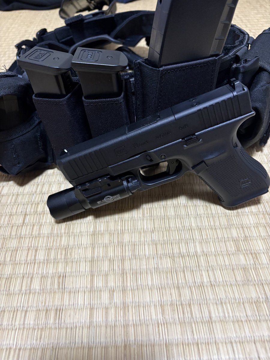 First36191283's tweet photo. #サバゲー　
今日はPhantom Bulletさんでサバゲーしてきました〜
バトンG19で楽しめたぜ
ただ、サンドバイパーのマガジンが1本破損したのでちょっちショック https://t.co/xEDkiK65kp