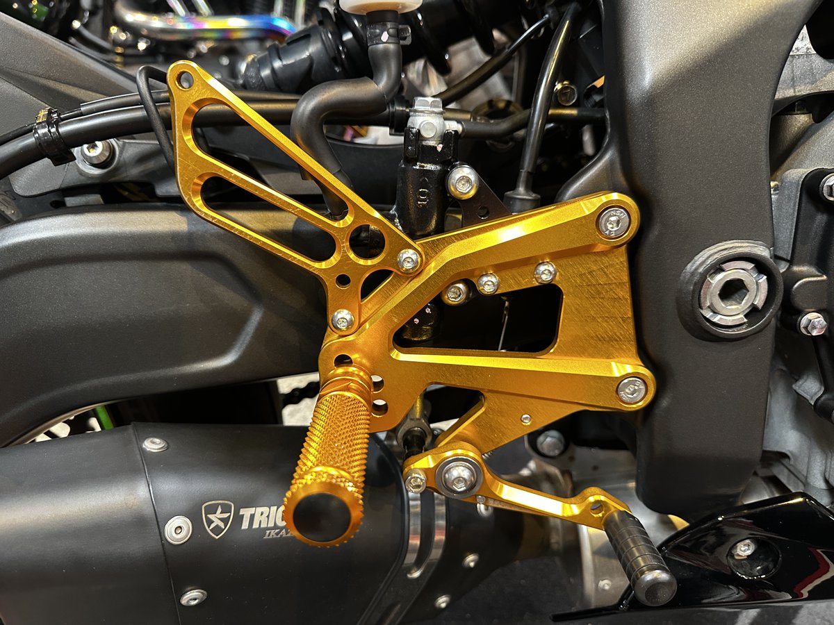 KMDex_hatahata's tweet image. ★明日月曜、明後日第三火曜日は定休日となります。また水曜日にお会いしましょう～♪
See you on Wednesday.

写真でも再掲載シリーズ！

#Kawasaki #ZX25R 入荷🔥
2021モデル・通称「ハチの巣グラフィック」！
このインパクト、やっぱりZX25Rならでは...

走行距離は20,000kmですが、
正直