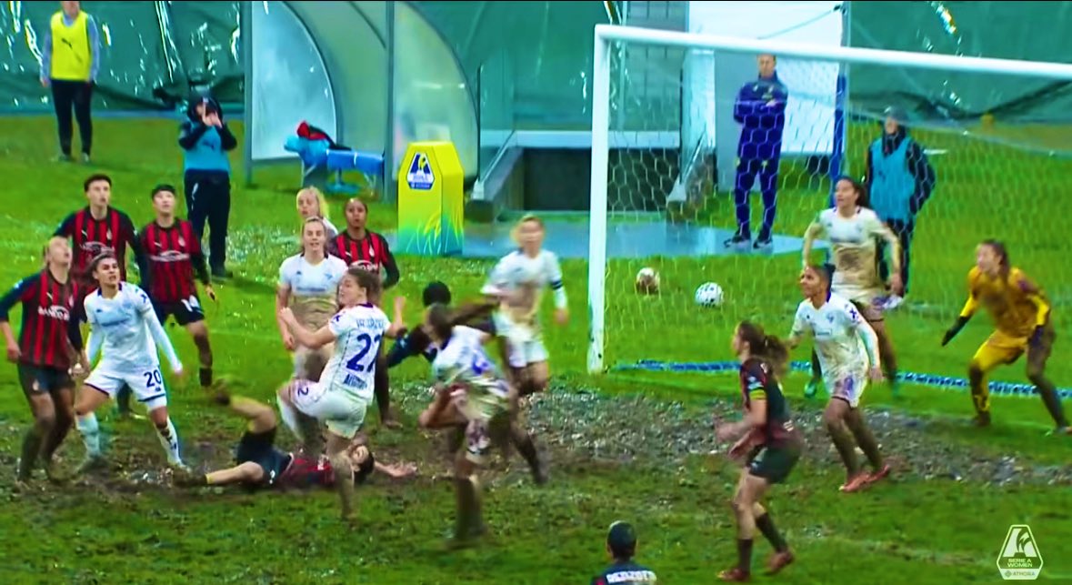 Maumunno's tweet image. La Serie A Women - che per logica astrusa continua a compiacersi di fronte alla fuga delle proprie migliori atlete - lascia che quelle rimaste vengano umiliate e messe a rischio così. 

Se si gioca nel fango a cosa serve l’album delle figurine?