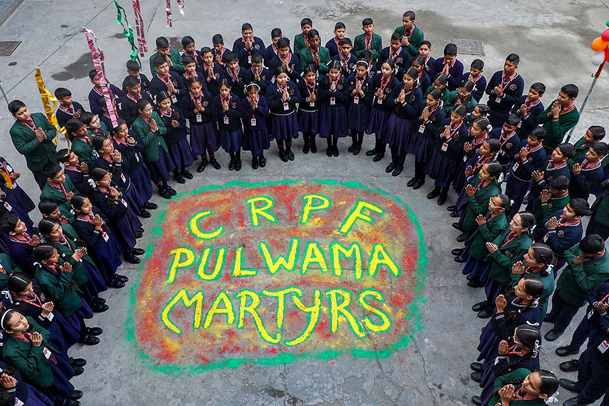 जम्मूमधील शालेय विद्यार्थ्यांनी 2019 च्या पुलवामा दहशतवादी हल्ल्यातील हुतात्म्यांना शनिवारी श्रद्धांंजली वाहिली.

#PulwamaAttack #PulwamaMartyrs #JammuNews #IndianArmy #NeverForget #TributeToHeroes #StudentSolidarity #NationRemembers