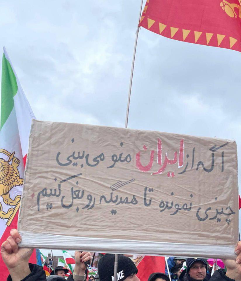⚡🇩🇪👑 این تصویر دیروز در گردهمایی ایرانیان در مونیخ به شدت وایرال شد؛ بر روی بنر نوشته شده: «اگه از ایران منو می‌بینی، چیزی نمونده تا همدیگه رو بغل کنیم»، اشاره‌ای به این که آزادی ایران نزدیک است و ایرانیان خارج‌نشین به زودی می‌توانند به خانه و سرزمین خود بازگردند/ این پیام