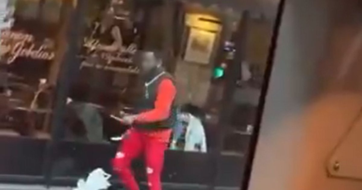 🇫🇷 Uratował kolegów przed nożownikiem. Nagroda? Areszt i przesłuchanie

Dalszy ciąg dramatu w Paryżu. Policjant, który oddał strzały do agresywnego napastnika w 13. dzielnicy, sam trafił za kratki. Funkcjonariusz przebywa w areszcie policyjnym (garde à vue) w ramach śledztwa