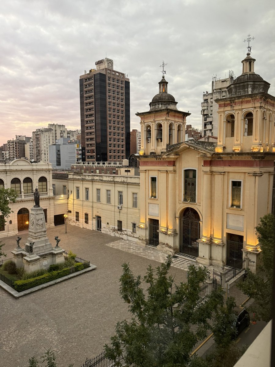 Las 7 de la mañana. Son las 7 de la mañana en Córdoba Capital. Foto: Iglesia San Francisco desde el Hotel Windsor.