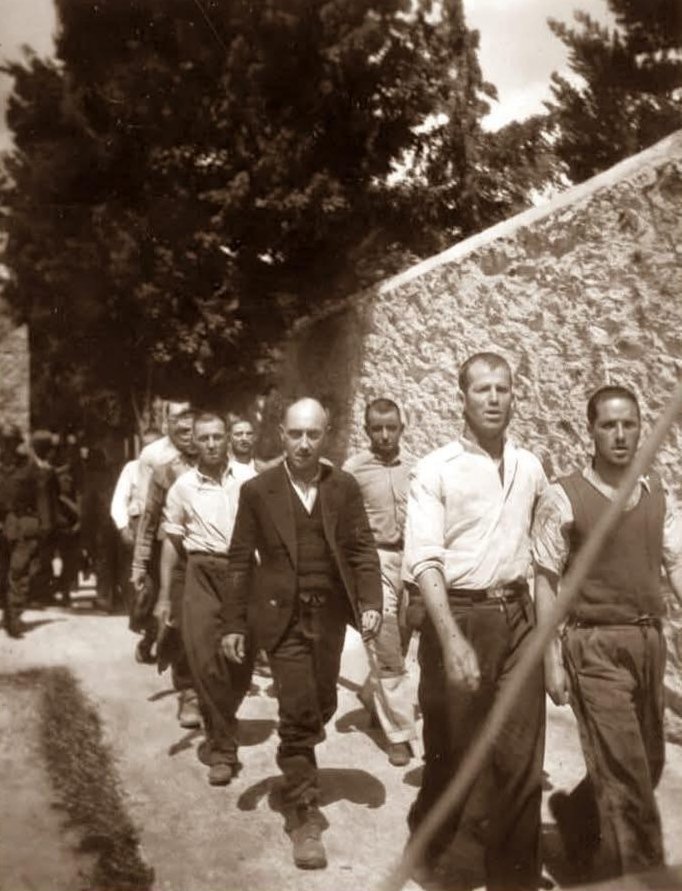 rise_pirare14's tweet photo. Πώς να ξεριζώσουν αυτό το Κόμμα από τον λαό; 
Αφού οι ρίζες του είναι ποτισμένες με αίμα.
Κι αυτό το αίμα από σήμερα αποκτά πρόσωπα.
Για να τα φέρνουμε στον νου μας όταν τους θυμόμαστε.
Ζήτω το ηρωικό ΚΚΕ. https://t.co/mSRi7ER3EH