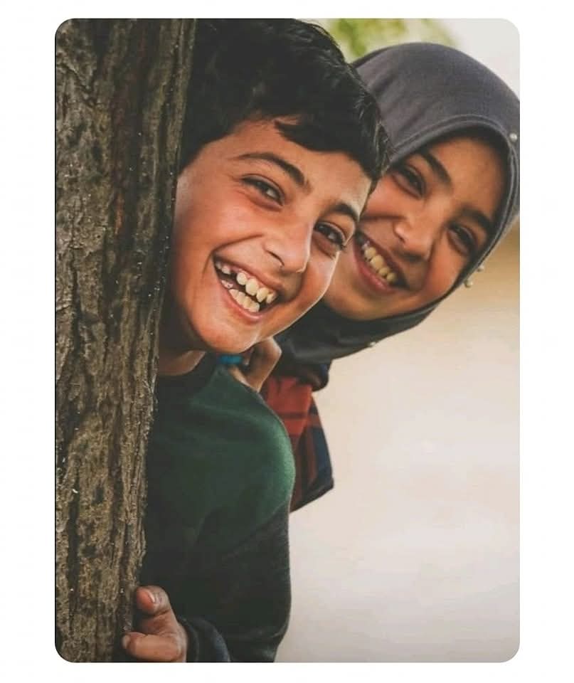Nasıl yaşarsan yaşa ama,
Mutlaka `temiz` yaşa.! 
İnsanların;
“İyi bilirdik” dediği insanlardan ol.

Üç günlük dünya uğruna,
Kimsenin kalbini kırma…

▪︎ Dilin temiz
▪︎ Elin temiz
▪︎ Yüreğin temiz olsun...
