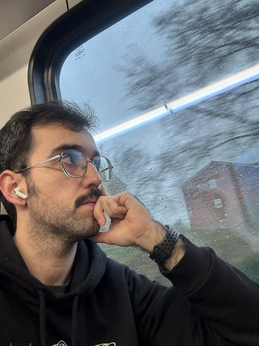 Hazme una foto así, como si fuera Bulma en el ending de Bola de Dragón.