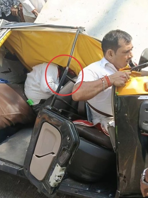 रामधन यादव यूपी के रहने वाले थे. कुछ दिन पहले मुंबई गए, 

शादी के काम से परिवार के 3 सदस्य अपनी ऑटो रिक्शा लेकर निकले. रास्ते में मुंबई मेट्रो के पिलर का हिस्सा ऑटो पर गिर गया.

रामधन की दबकर मौत हो गई. सरकार ने रामधन की जान की कीमत पूरे 5 लाख लगाई है.