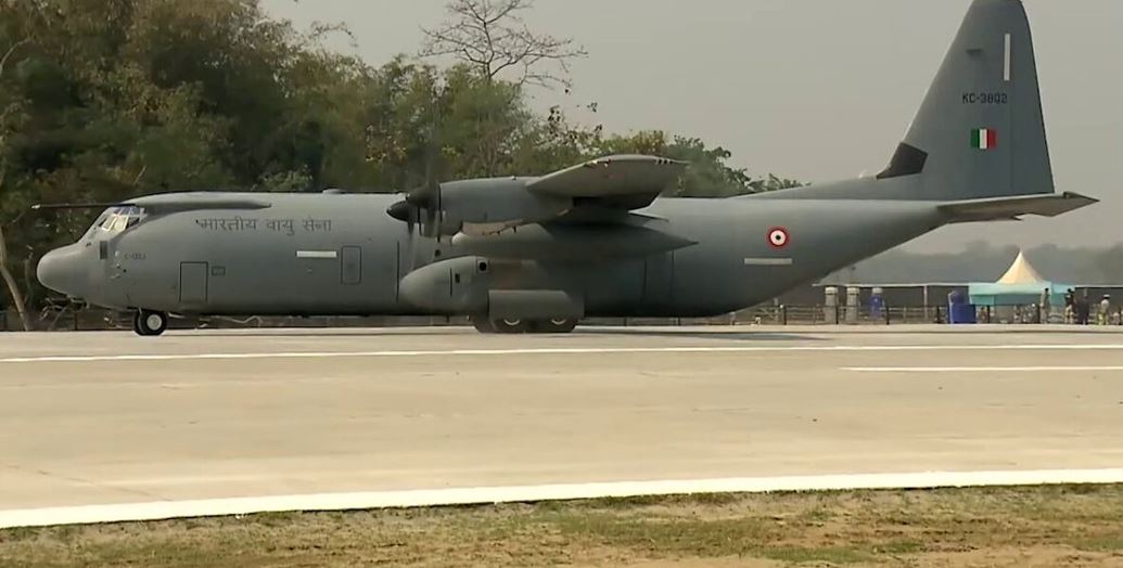 आसाममधील मोरन येथे ईशान्य भारतातील पहिल्या ‘आपत्कालीन लँडिंग सुविधे’चे उद्घाटन शनिवारी पंतप्रधान मोदी यांनी केले. 
#PMModi #Assam #IndianAirForce #Rafale #Sukhoi30MKI #EmergencyLandingFacility #NortheastInfrastructure #StrategicHighway