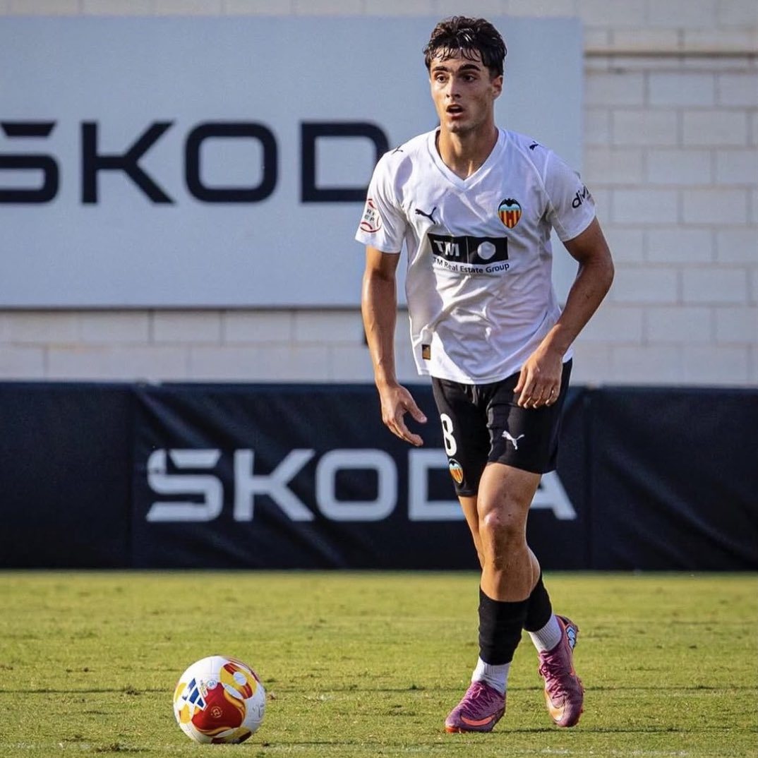 🆕 Dos juveniles que se estrenan en una lista del #VCFMestalla 

🇱🇹 Dominykas Taukas (2008). Extremo rápido y vertical. Internacional con Lituania 

🇷🇴 Alin Gera (2007). Un 8/10 con recorrido y llegada. Internacional con Rumanía 

<a href="/DepCOPEValencia/">Deportes COPE Valencia</a> <a href="/PrimeraDestino/">Destino Primera</a>