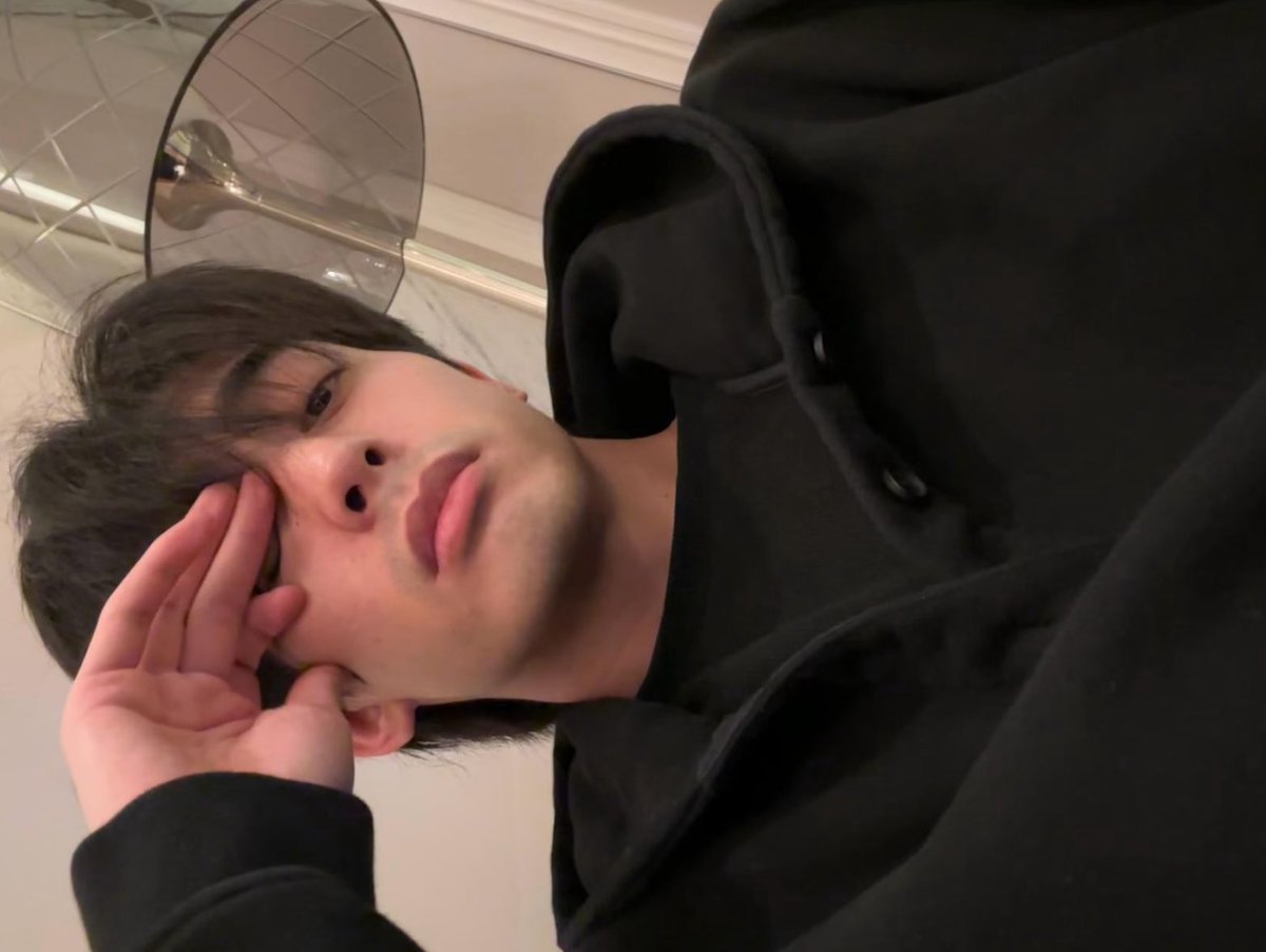 longlongzukkezi's tweet photo. 셀픽4 https://t.co/ujBafH8vJg