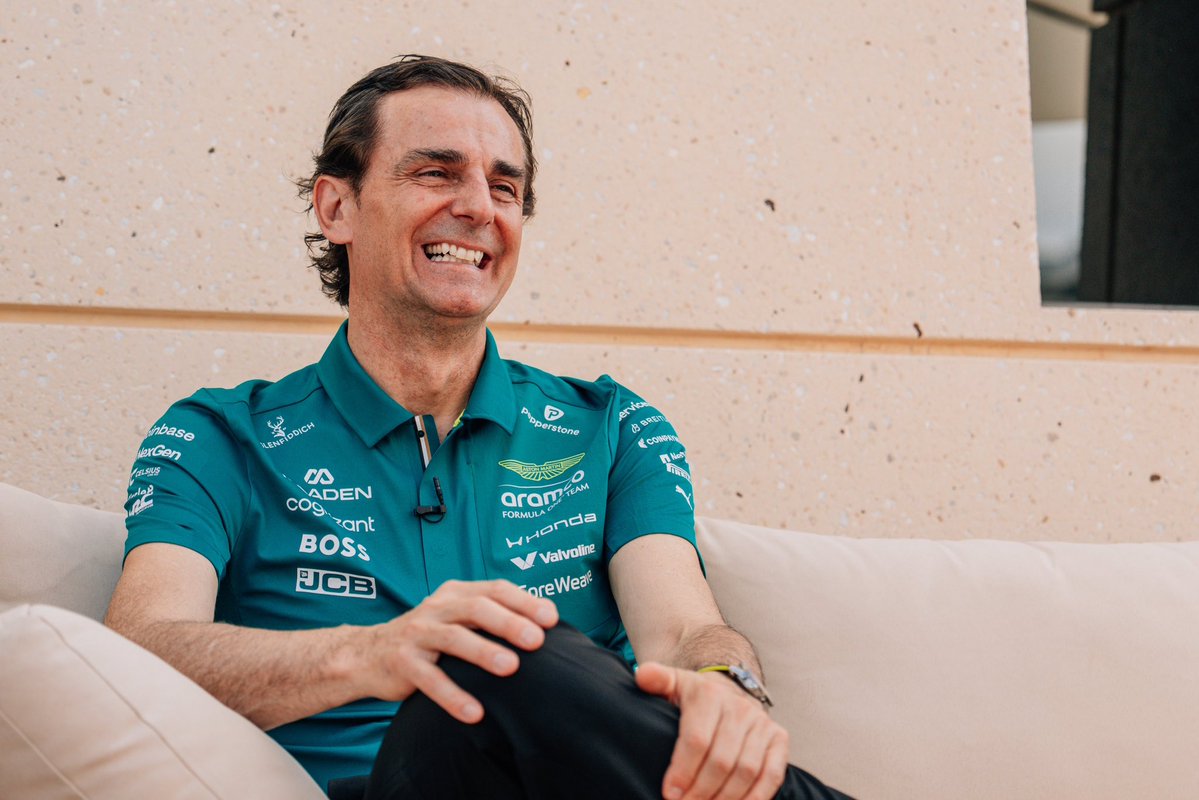 “Hemos mejorado, pero todos los equipos mejoran, Antonio”

“Hay que tener paciencia, estamos optimizando las nuevas piezas”

“Estamos trabajando muy duro, Antonio, antes no entrábamos ni en el 107% y ahora estamos luchando con los Cadillac”

“Que buena esta tu hija, Antonio”