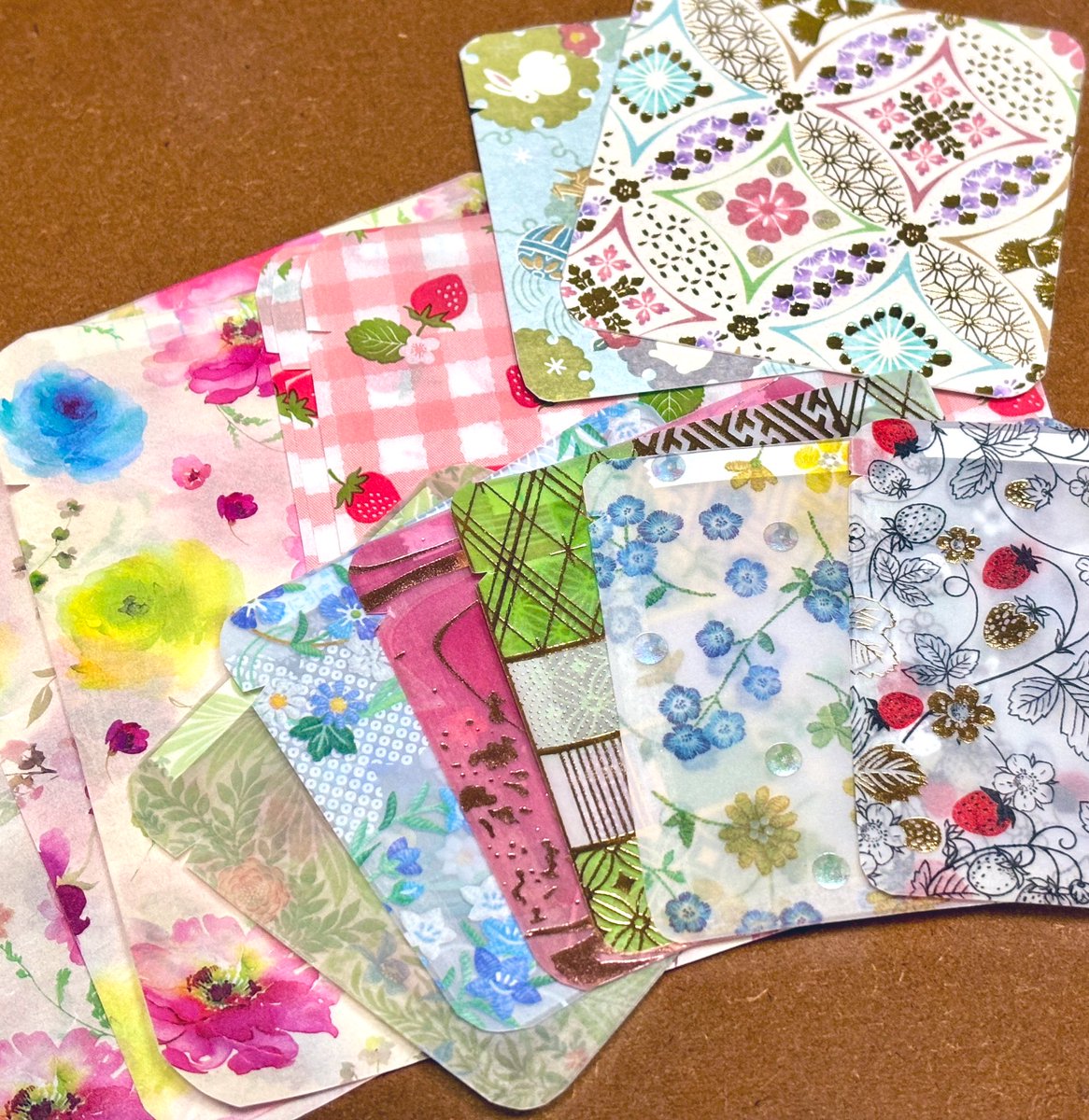 セリアの可愛いデザインペーパーやワックスペーパーでたくさん袋作りました～🌸
次のBOOTHオープンのときとか、ラッピングか何かに活用できたらなぁって思ってます🥰