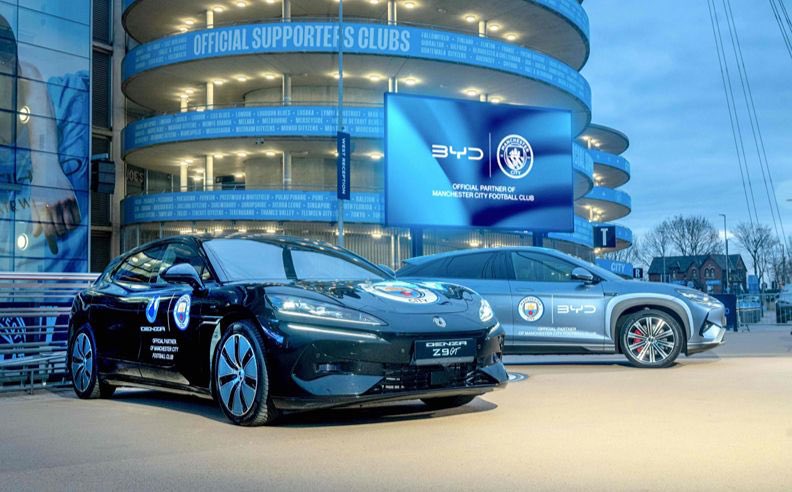 Sinon le constructeur chinois de véhicules électriques #BYD officialise un accord global avec #ManchesterCity. Le partenariat illustre la montée en puissance des industriels asiatiques dans le #football européen et confirme l’attractivité des clubs premium de #PremierLeague comme
