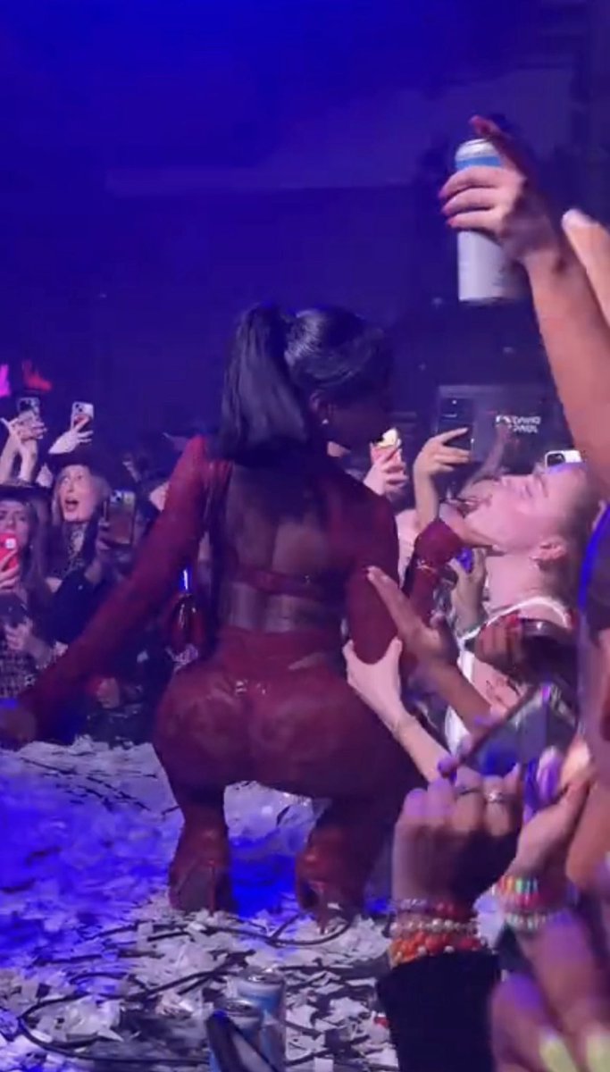 snoozellle's tweet image. That should be me but I’m in fuckass Canada 😭😭😭 #INEEDDAT