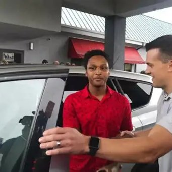 🇺🇸🚶‍♂️🚗 IL MARCHE PLUS DE 30 KM DE MINUIT À L’AUBE POUR SON PREMIER JOUR DE TRAVAIL… LE PDG LUI OFFRE SA PROPRE VOITURE EN RÉCOMPENSE.

En 2018, Walter Carr devait commencer son premier jour chez Bellhops, une entreprise de déménagement à Birmingham Alabama. La veille, sa voiture