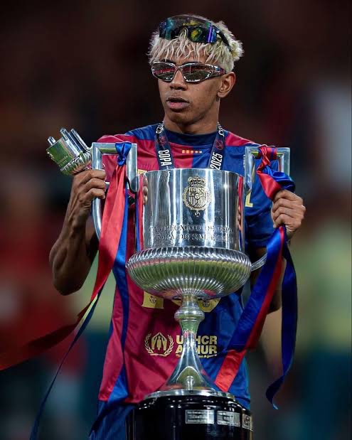 goalsside's tweet photo. TOP (10) most valuable football players in the world:

1. 🇪🇸 Lamine Yamal — €200M
2. 🇳🇴 Erling Haaland — €200M
3. 🇫🇷 Kylian Mbappé — €200M
4. 🏴󠁧󠁢󠁥󠁮󠁧󠁿 Jude Bellingham — €160M
5. 🇧🇷 Vinícius Jr. — €150M
6. 🇪🇸 Pedri — €140M
7. 🇩🇪 Jamal Musiala — €130M
8. 🇫🇷 Michael Olise — €130M
9. 🏴󠁧󠁢󠁥󠁮󠁧󠁿 Bukayo Saka — €130M
10. 🏴󠁧󠁢󠁥󠁮󠁧󠁿 Cole Palmer — €120M

{@Transfermarkt}