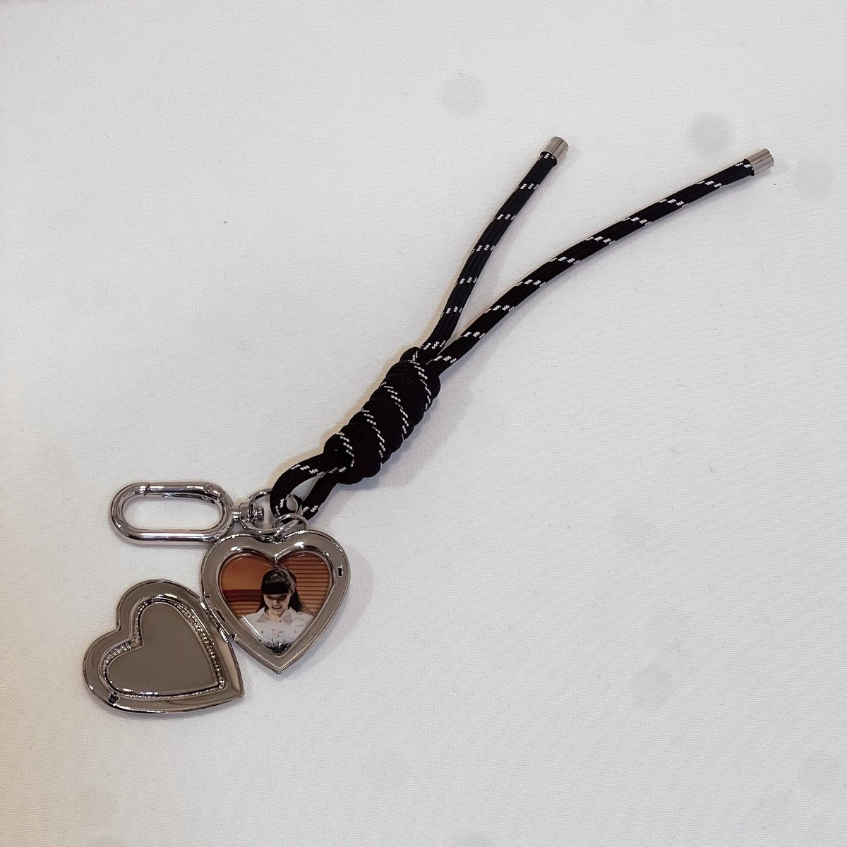 💝𝐈 𝐇𝐀𝐀𝐑𝐓 𝐔 세트 특전 안내💝

💿CD 키링
NFC기능이 있어 휴대전화에 태그하면 MV를 감상하실 수 있습니다.

🩵하트 에폭시 스티커
시즌그리팅 키링 내부에 맞는 사이즈로 제작했습니다. 취향에 맞춰 활용해주세요.

눈치 빠른 분들은 이미 알아채셨겠죠?
감사합니다:)

#청하랑하트랑_하트해