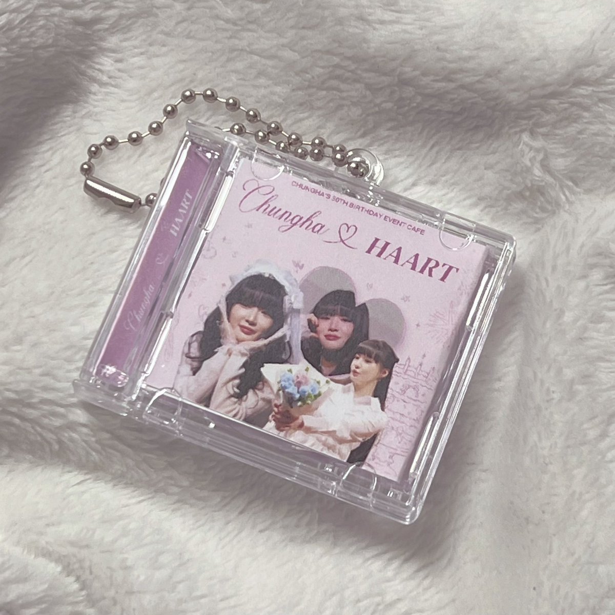 BlueFlower0209's tweet photo. 💝𝐈 𝐇𝐀𝐀𝐑𝐓 𝐔 세트 특전 안내💝

💿CD 키링
NFC기능이 있어 휴대전화에 태그하면 MV를 감상하실 수 있습니다.

🩵하트 에폭시 스티커
시즌그리팅 키링 내부에 맞는 사이즈로 제작했습니다. 취향에 맞춰 활용해주세요.

눈치 빠른 분들은 이미 알아채셨겠죠?
감사합니다:)

#청하랑하트랑_하트해 https://t.co/XMEWAc5FIw