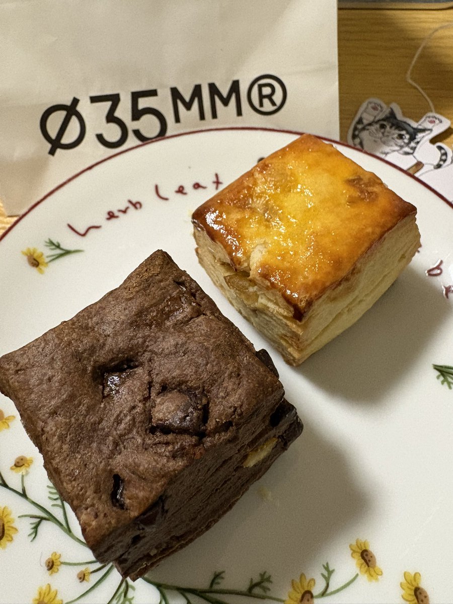 daizylapi's tweet image. 新宿駅ナカで焼きたてスコーンの販売時間にちょうど通りかかったので、試しに買ったらなんじゃこれ。
めちゃくちゃおいしいんですけど……‼︎
仕事先の先生の香港土産の猫のティーバッグのお茶をお供にしたら、こちらもめちゃうま♡