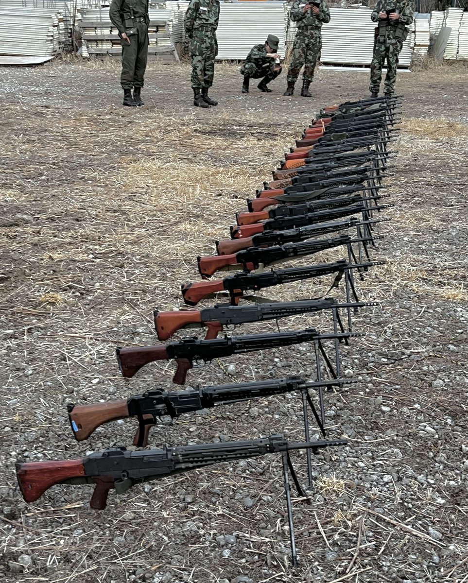 昭和自衛隊サバゲーの最後に参加者のエアガンを集めて集合写真を撮る時間があったんですが、当たり前ながら皆64式小銃を使ってるので異様な光景になってたのもとても良かったですね。