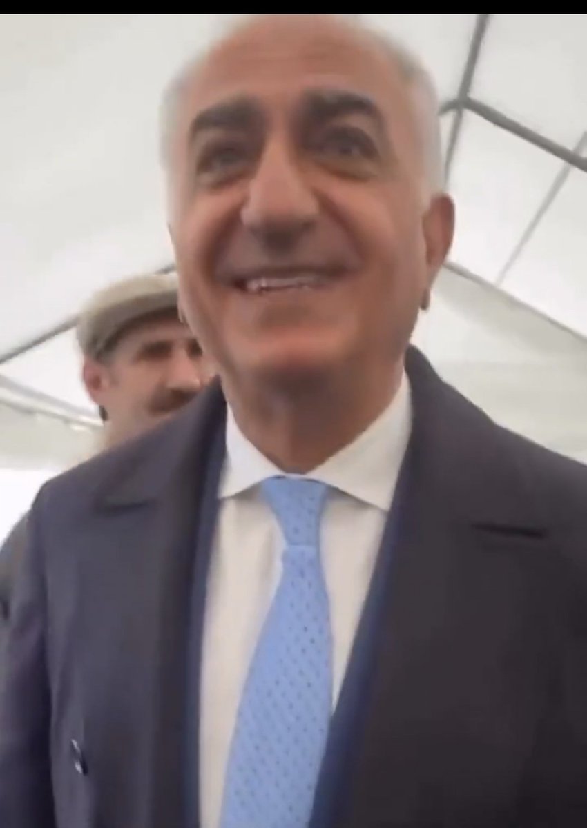 mhmdmonii's tweet photo. شما اثری از سوگواری و ناراحتی برای کشته شدن اون ۴۰ هزار نفری که میگن تو چهره این شخص می‌بینید؟ حتی یه پیراهن مشکی هم برای همدردی نپوشیده. 
فقط مردمِ داخل ایران باید زندگیشونو کارشون رو ول کنند، مبارزه کنند و ناامید و غمگین باشند؟ https://t.co/iyIYI6AGem