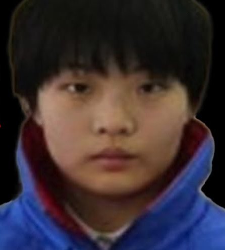 kirintosiden's tweet photo. 【世間を震撼させたサイコパス少女が出所した】
わずか15歳の少女が友人を殺害し、その遺体をバラバラに解体した最悪な動機とは

■事件概要（2014年）
・長崎県佐世保市で当時高校1年生の「松尾愛和さん」が行方不明になる事件が発生
・警察が捜査を進めたところ、松尾さんは彼女の友人である「徳勝もなみ」の家で殺害されていた
・また、松尾さんの遺体は頭と左手首が切断された状態だった
・その後、警察は現場に居合わせた松尾さんの友人「徳勝もなみ」に話を聞く
・すると徳勝は「私が殺した」と犯行を認めたため、世間に衝撃を与えた

■最悪な犯行の動機
・警察は徳勝に取り調べを行い、当初は「2人の間にトラブルがあったとみられる」と公表していた
・しかし警察はすぐに発表の内容を「間違いだった」と訂正
・のちに徳勝は犯行の理由について「体の中を見たかった」「人を殺して解体してみたかった」などと供述したことが発覚
・最終的に、警察の調査でも徳勝と松尾さんの間にトラブルはなかった可能性が高いと判断された

■少女の異常性
・最悪の犯行動機を明かした徳勝だったが、実は小学6年生のころから、同級生の給食に薄めた洗剤や漂白剤、ベンジンを混入させるなど、「悪質ないたずら」を行っていた
・また、徳勝は中学生のころには猫を解体したり、寝ている父親を金属バットで殴打したりと、異常行動を繰り返すように
・その後、徳勝は精神科に通院するようになったが、彼女の異常性が消失することはなかった
・徳勝は高校に進学後、通学せずに過去の少年事件や審判を調べると、未成年者の場合は死刑になる例が少ないことに気づく
・また、16歳を超えると刑事罰を受ける可能性が高くなることを知り、16歳より前に殺人や解体の実行を決意した

■残酷な犯人の正体
・徳勝の犯行動機には様々な憶測が飛び交っており、専門家の間でも見解が分かれている
※以下は有識者による説
①徳勝の母親は中学生のころに亡くなっており、それがきっかけで彼女が「人の命」に興味を持ったとする説
②日本には喪中という慣習があるが、徳勝の父親は妻が亡くなってから早めに婚活を行っており、それが思春期の徳勝に大きなストレスを与えたとする説
③徳勝は母親が死ぬ前から同級生の給食に異物を混入させるなど、共感性に欠けた行動を取っていたことから、「外的要因ではなく、生まれつきのサイコパスだった」とする説
・このように様々な意見が寄せられているが、未だに彼女の犯行動機は明確になっていない
・また、徳勝は2024年に少年院での矯正教育の収容継続期間を終了しており、すでに出所している

■世間の反応
・「友人を解体できる精神性がヤバい」「未成年の少女が1人でこの残酷な犯行に及んだとか理解が追い付かない」など多くの人々が事件に衝撃を受けた
・「サイコパスとしか思えない徳勝が本当に更生したのか不安」「もし命の大切さを理解できていなかった場合、また凶悪な犯行に手を染めるかもしれない」と徳勝の出所を不安視する声も