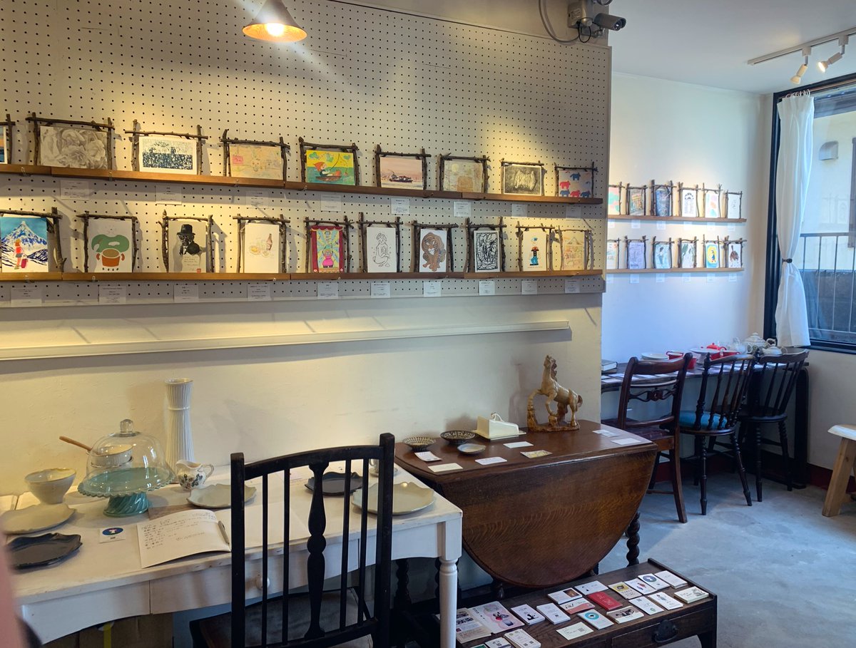 木枠は玉川上水の枝を拾ったもので統一しています。手作り感満載で子供っぽいかもしれませんが、個々に違います。絵と共にお楽しみください。