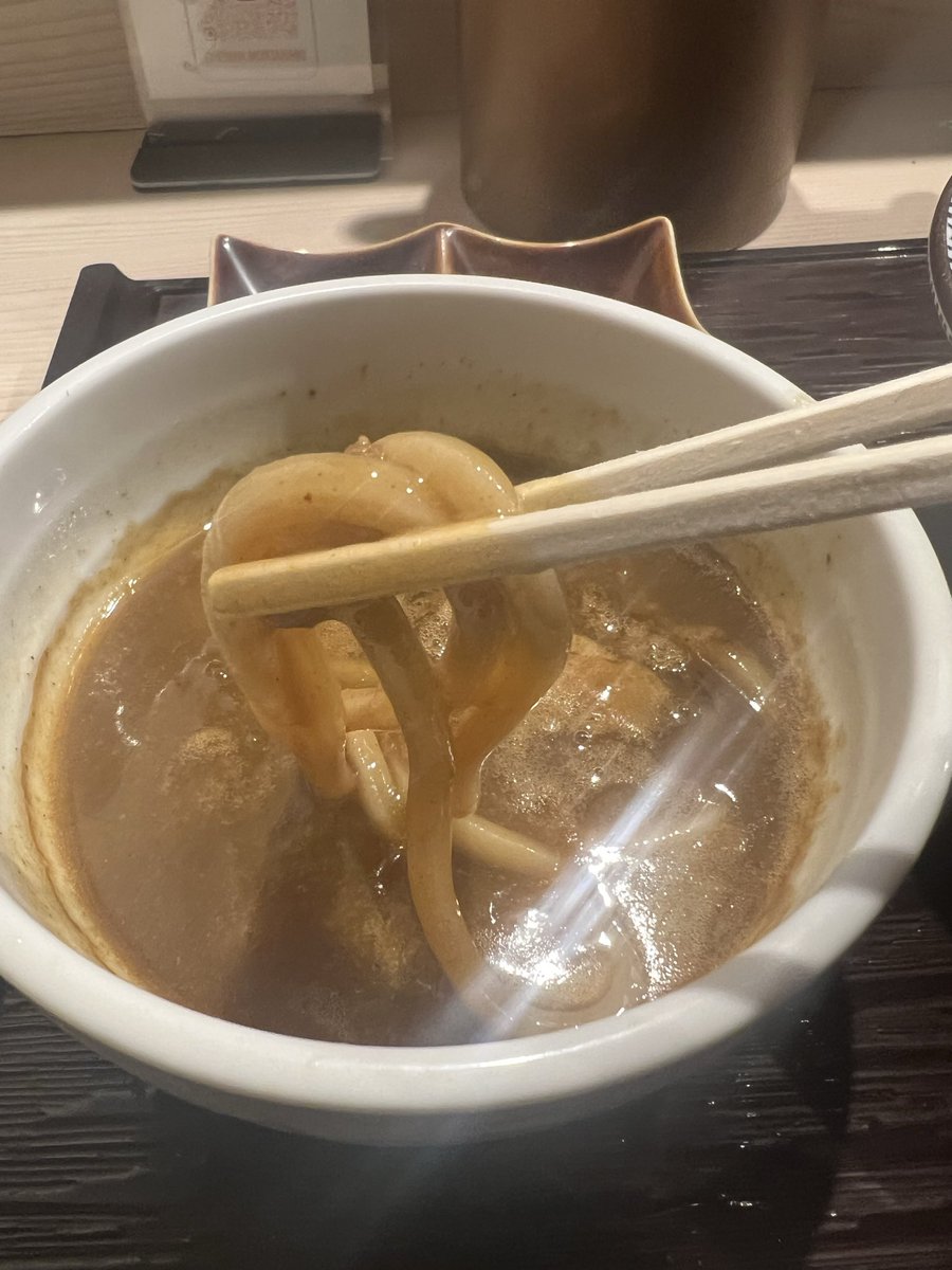 headbanker's tweet photo. 長男、もんたいちお@京成八幡
カレーつけ麺大盛🍜
半熟玉子🥚
今年37杯目✨

先週食べたカレーつけ麺があまりに美味くて、また来てしまったw
つけ汁に麺を潜らせると、濃厚魚介豚骨ベースにカレーの旨味との相性、相乗効果が素晴らしい✨
おかわりつけ汁もオーダーした方が良かった✨

ハマった😋 https://t.co/YZouoVfAyg