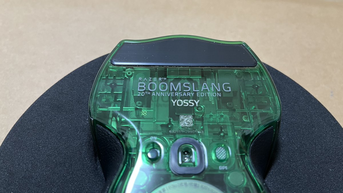 YossyFPS's tweet photo. 貴重な『Razer Boomslang』20周年記念モデルをお贈りいただきました

自分のサイトで20年以上にわたりRazerの製品や歴史に関する記事を書いてきたことを評価していただいたそうです🙏

マウス本体と充電ドッグに自分のゲーマーネームが刻印されていて驚きました https://t.co/4Sfofq0QMi
