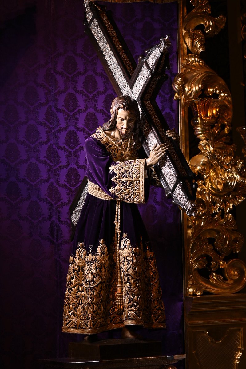 𝐴𝑙𝑎𝑏𝑎𝑑 𝑎𝑙 𝑆𝑒𝑛̃𝑜𝑟, 𝑡𝑜𝑑𝑎𝑠 𝑙𝑎𝑠 𝑛𝑎𝑐𝑖𝑜𝑛𝑒𝑠,
𝑎𝑐𝑙𝑎𝑚𝑎𝑑𝑙𝑜, 𝑡𝑜𝑑𝑜𝑠 𝑙𝑜𝑠 𝑝𝑢𝑒𝑏𝑙𝑜𝑠

(Salmo 116, 1.2)

El Dulce Nombre de Jesús Nazareno del Paso preside el altar para la celebración del Solemne Triduo en su honor en la primera semana de