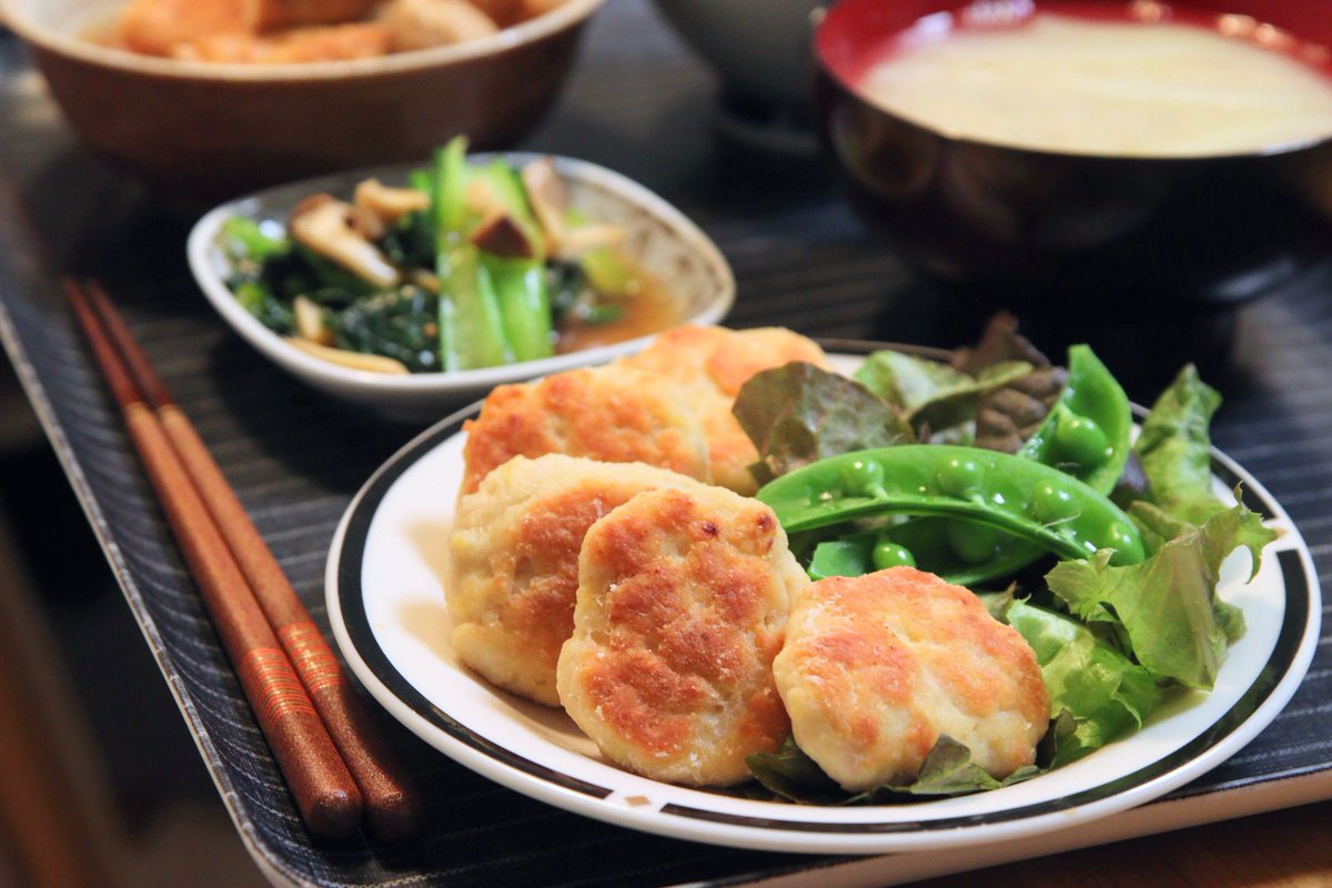 etyuooo's tweet photo. 🥢チキンナゲット、小松菜とエリンギの煮浸し、厚揚げの煮物

家族の中で唯一料理に興味がある息子君がチキンナゲットを作ってくれた。レシピを見ながらちゃんと作れて母的にとってもうれしい😊おいしかったよ！次もよろしくね😘

#おうちごはん #おうちご飯 #おうちごはん𓎩𓌉𓇋 #料理記録 #夕ごはん https://t.co/OdiOr4WLnK