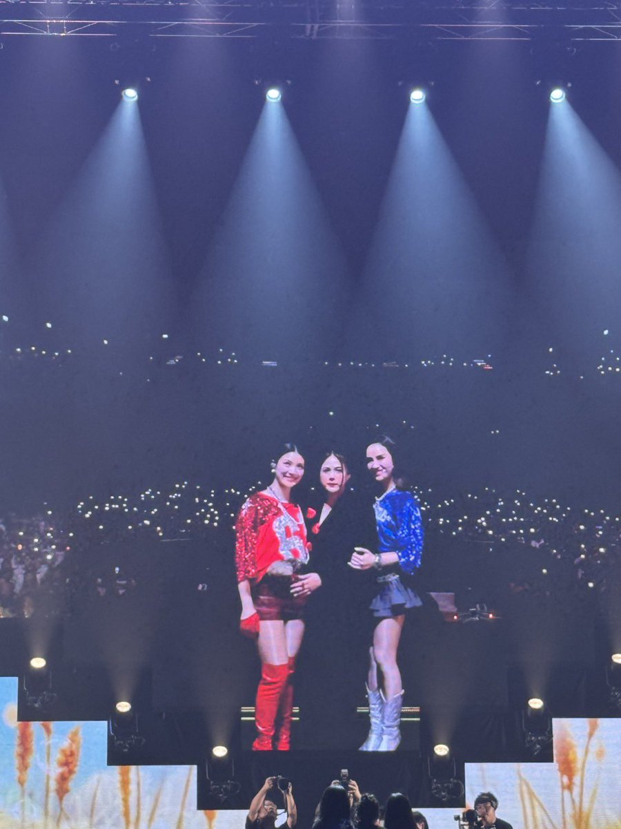 SanTikky's tweet photo. ขอบคุณ ทุกคนนะคะที่มาซัพพอร์ตน้องมาร่วมสนุกกับงานแฟนคอนครั้งแรกของจินเจ
เมื่อวานทั้งน้องจินนี่ เจน่า และทีมงานทุกคน ทุกฝ่าย เราเต็มที่กันมากๆทำแบบเต็มที่เต็ม100 จัดเต็มแบบแน่นๆ คิดแค่ว่าผลกลับมาคือ ทุกคนชอบทุกคนประทับใจและได้กำไรในการดูไปอย่างเต็มที่ 
สิ่งใดที่ผิดพลาดต้องขออภัยกันด้วย น้องๆเองก็สู้มาก ทั้งท้องเสีย เท้าเจ็บ ไม่ได้พักผ่อนเลยเพราะกังวลทุกอย่าง แต่ก็สู้กันมาก ขอบคุณนะ จินนี่ เจน่า คุณฟิล์มบงกช วงBAMM จ๊ะทีมNorthstar ทีมS9T ทีมCenter Point Entertainment ทีมเธียร่าคอสตูมที่เปลี่ยนกันเป็นมือระวิงเพราะพี่ติ๊กชอบเปลี่ยนชุดโชว์เยอะมากก็ทำให้จนได้เพราะต้องการให้โชว์ดูหลากหลาย คนดูก็ได้กำไรได้เห็นหลากหลายรูปแบบของศิลปินดูเพลินไม่เบื่อ ทีมช่างหน้าผม ทีมสเตจ ทีมไฟ และทีมการ์ดทุกคนที่ช่วยกันทุกคนให้งานออกมา ได้สมูทและลงตัวสุดในความรู้สึกทุกคนเต็มที่กันแล้วแต่ก็พลาดบ้างนิดหน่อยซึ่งเป็นเรื่องของงานใหญ่ๆอาจจะมีเรื่องเวลาบ้างก็เข้าใจได้ เพราะทุกอย่างคือการแก้สถานการณ์ร่วมกัน และขอบคุณผู้ชมที่เดินทางจากทุกที่ทั้งไทยและต่างประเทศที่ตั้งใจเดินทางมาดูน้องๆถึงฮอลและทางไลฟ์สตีมมิ่งด้วยนะคะ 
ไว้เจอกันใหม่งานหน้า เราพยายามจะทำให้ดีขึ้นเรื่อยๆเราไม่ใช่มืออาชีพและไม่ใข่ระบบAIแต่เราเป็นมือใหม่ที่มีความพยายามทำให้ดีที่สุดค่ะ 

GINJAY HEART TO ALKEY
#GinnyJaynaFirstFanconTH
#GinJay #จินเจ 
#NorthStarEntertainment 
#S9TConcert 
#tikkanyarat