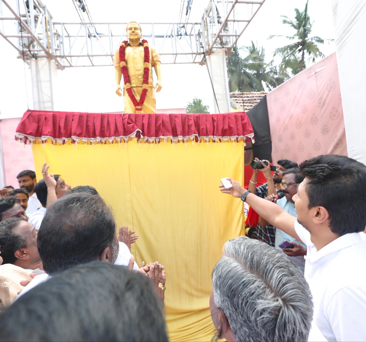 Udhaystalin's tweet photo. கழகத்தின் முன்னாள் விவசாய தொழிலாளர் அணி செயலாளர், முன்னாள் அமைச்சர், மறைந்த அண்ணன் அழகு திருநாவுக்கரசு அவர்களின் திருவுருவச் சிலையை திருவாரூர் மாவட்டம் மன்னார்குடி அருகே உள்ள எடமேலையூரில் இன்று திறந்து வைத்தோம்.

அண்ணன் அழகு திருநாவுக்கரசு அவர்கள் ஆற்றிய மக்கள் பணி - கழகப்பணியையும் - அவரது திராவிட இயக்கப்பற்றையும் எடுத்துரைத்து உரையாற்றினோம்.

வாழ்க அண்ணன் அழகு திருநாவுக்கரசு அவர்களின் புகழ்! 

@KN_NEHRU @Anbil_Mahesh @TRBRajaa @SMeyyanathan @Govichezhian @SSP_MANICKAM @kalaivanandmk @Murasoli_tnj @ilaiyadmk
