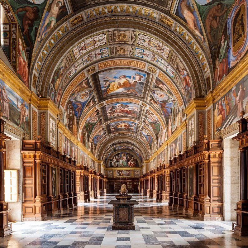 Una de las bibliotecas más bonitas del mundo.

Monasterio de San Lorenzo de El Escorial, España.