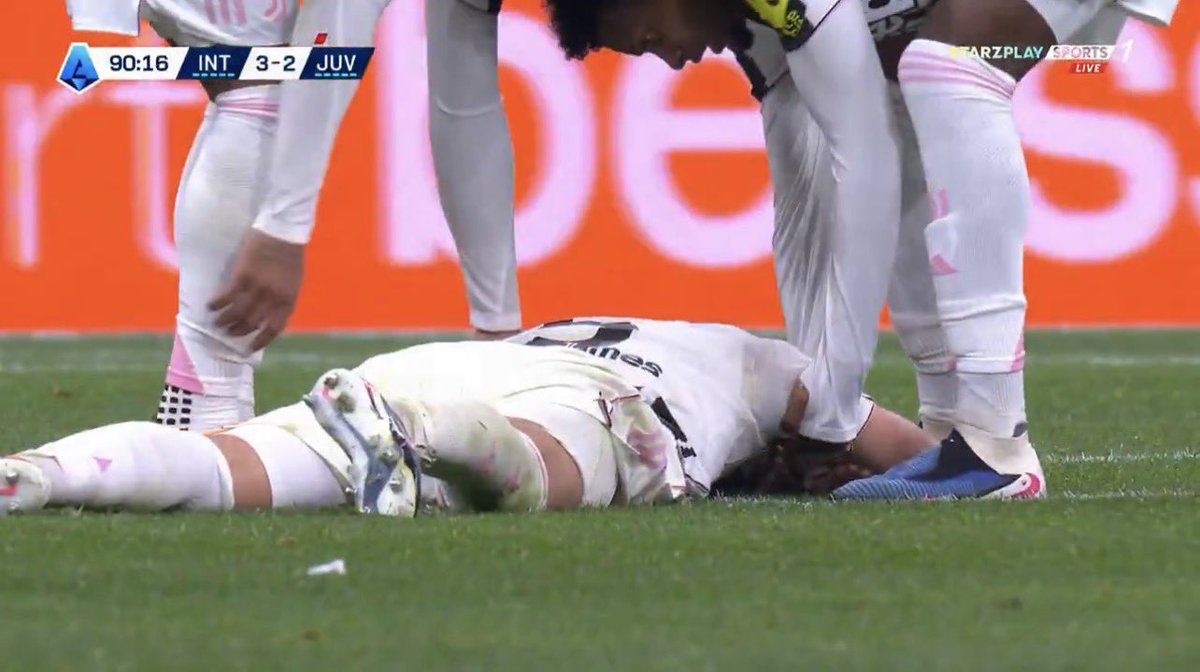 لا زلنا نعيش نشوة الانتصار
لا زلنا نعيش اجواء الصدارة

اجمل ماحدث في اللقاء هو :
انهيار لوكاتيلي بالهدف القاتل من بين قدميه
وكسر غروره في الدقيقة الاخيرة 

💙🖤 Forza Inter 💙🖤