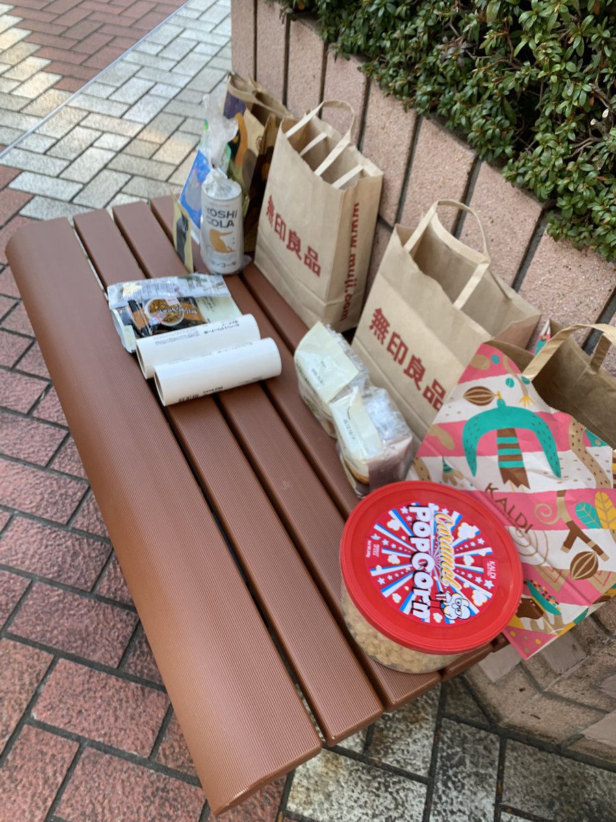 emerua_saba's tweet photo. 1000円の買い物交換する遊び
でかいポップコーン来た https://t.co/PvINnWlq3e