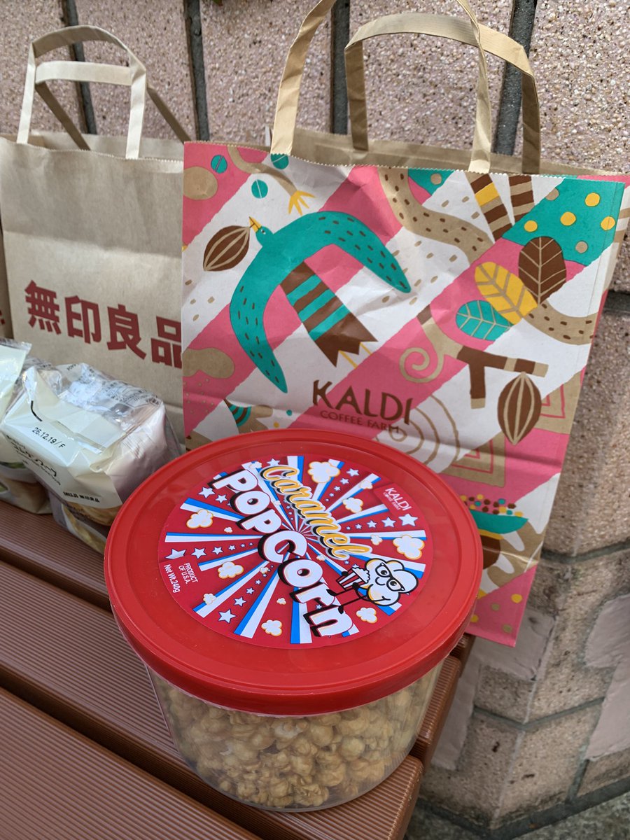 emerua_saba's tweet photo. 1000円の買い物交換する遊び
でかいポップコーン来た https://t.co/PvINnWlq3e