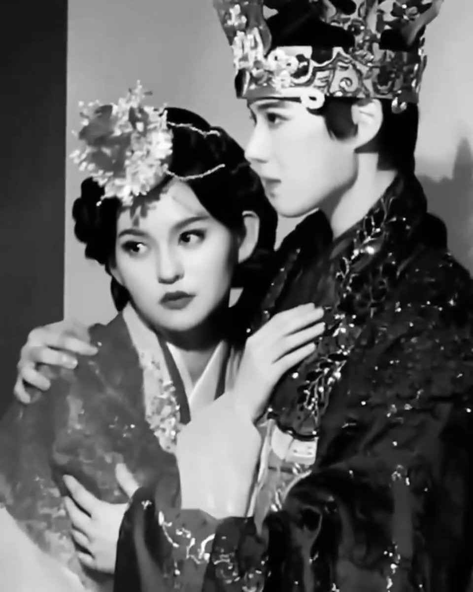 설특집으로 보고싶은거: 옥경혜랑 마왕과 공주
공주를 사랑한 마왕의 비틀린 애정< 이런 고자극 멘트랑 더 고자극인 사진만 보여주는거 너무함 줄거리라도 알려줘...