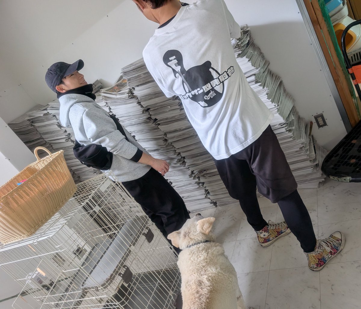 YoZZ24tMbZaweXz's tweet photo. センター長がお弁当を用意してくれてたので昼ご飯を頂き昼からは災害ボラチームで１階にある新聞紙をすぐ使える様に捌き２階へ持って上がる作業へ💪
皆さん今日はお疲れ様でした🙌
ザキ君も忙しい中参加ありがとね😌
#RE_BIRTH
#保護猫
#保護犬
#終生飼養 https://t.co/KV4B5AllrD