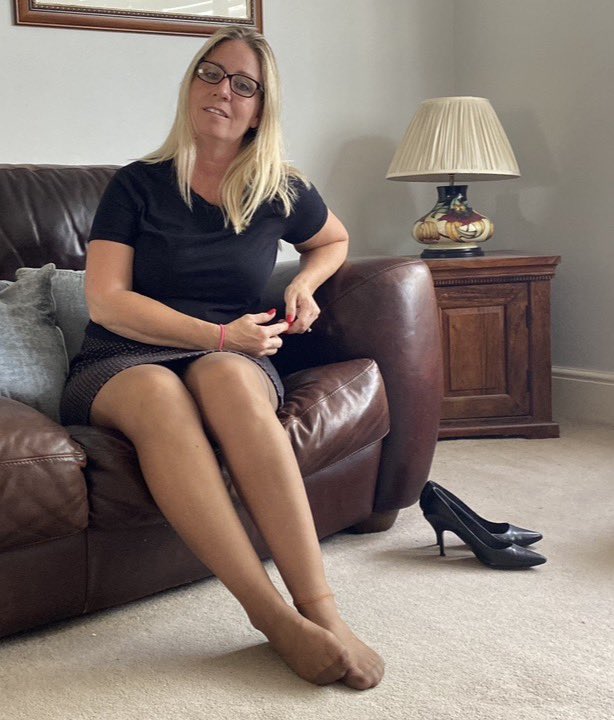 smokeyplaces20's tweet photo. Trying something different today 👀
Black tee, comfy skirt, heels 👠 & stockings 😍
Tights or stockings? 🤔
(You know I’ll be back in tights tomorrow 😂)
More at https://t.co/sp12xLt4Mp
#StyleDebate #SundayFitCheck #OOTDTok #ThisOrThatFashion #UKFashionTok https://t.co/M2g9zcCitH