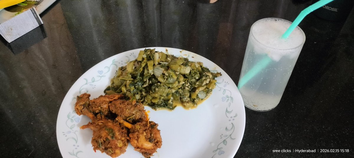 sree_n_r's tweet photo. Low carb meal 😋🤤

Greens (bottle gourd + spinach) fry
Bhuna chicken dry
Salt lemon soda 🥤 ☕ 

#Sree_Cooks #Lunch https://t.co/8gtrGfIE71