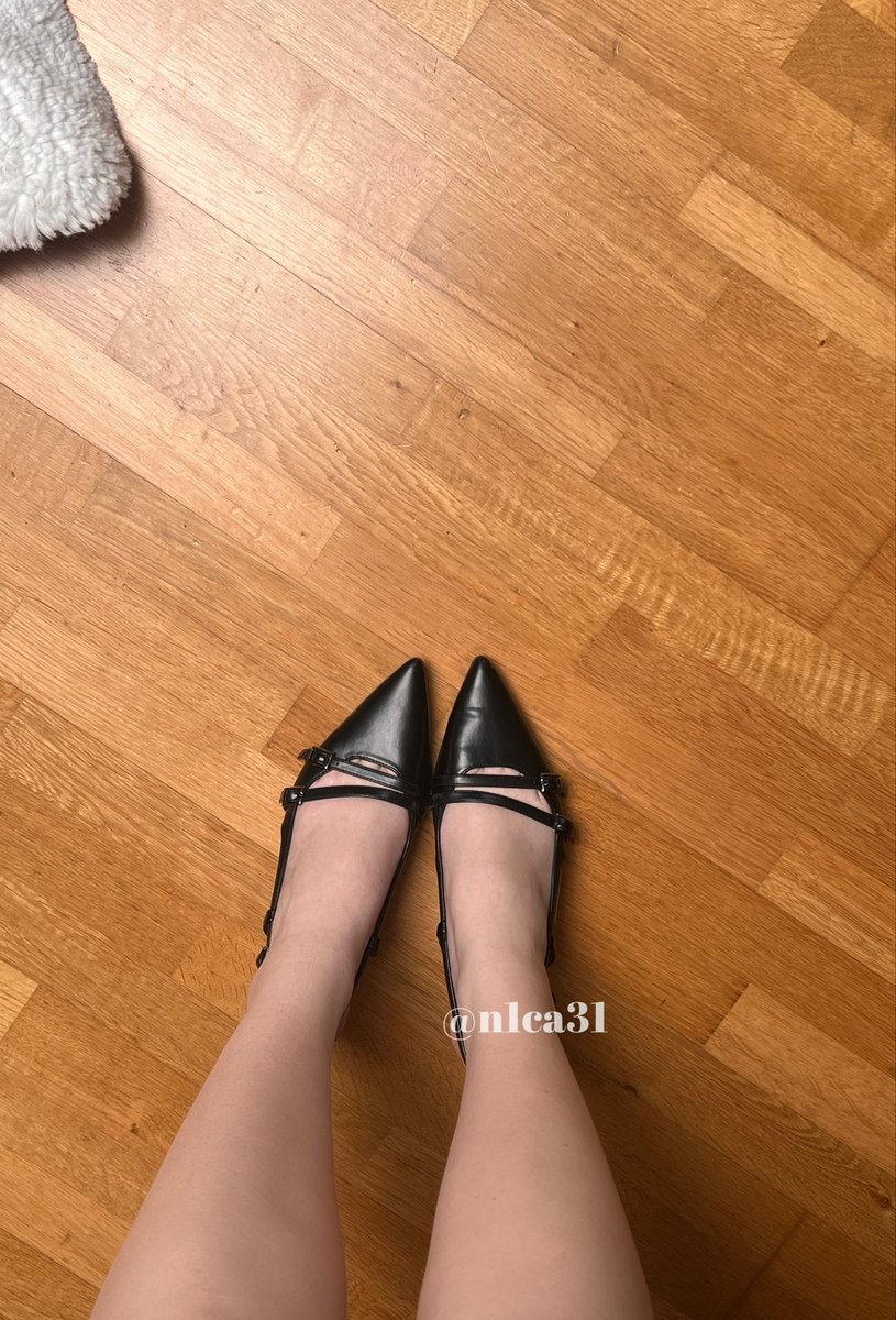 Send if you wanna see them without heels 

Findom Feet