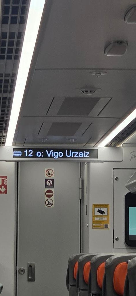 CarmenMatesanz's tweet photo. @InfoAdif @Renfe AVLO 04494 dirección Madrid pone esto dentro. https://t.co/4WbgrfLTMK