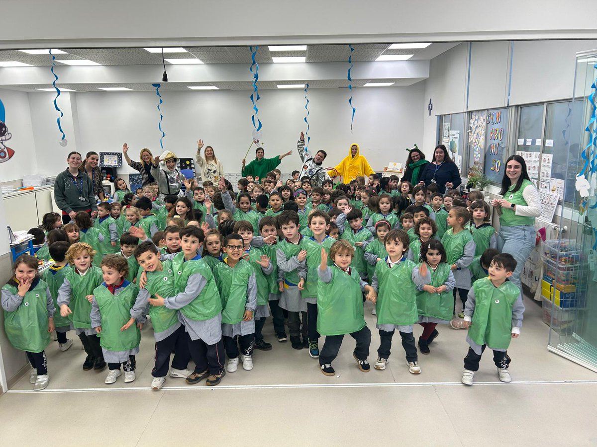 LaSalleSdr's tweet photo. 🥸¿No te has disfrazado?
En #Infantil terminamos la semana pasada celebrando el #Carnaval con música, baile y buen rollo.

🤖Alumnos y profes nos vestimos de astronautas y marcianos dentro del proyecto “MasAlládelasNubes” #NCALaSalle🚀

#SomosLaSalle💫 https://t.co/YtdbdTrkdN