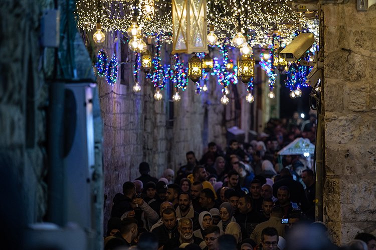 Belediyelerden ve valiliklerden talebim, şehirlerin ana ve hatta ara bölgelerini Ramazanla ilgili estetik süslerle süslemeleri, Ramazan çadırlarının süslenmesi, ışıl ışıl bir Ramazan geçirelim.
Kudüs eski şehir bölgesi, işgal edilmiş topraklarda bile var